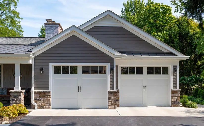 coachman-design12-sq24-window-white-sandtone-garage-door